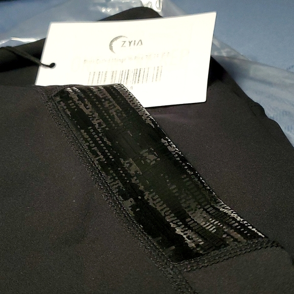 NWT Zyia Black Cuffed Mirage Mid-Rise 7/8 24" - 6-8 - Picture 2 of 9